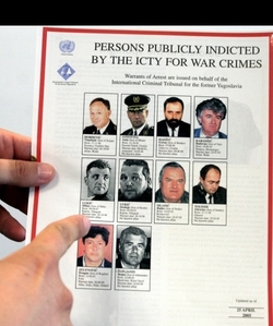 Nejhledanější muži podezřelí z válečných zločinů z balkánské války v letech 1991 až 1995.