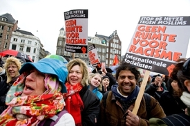Demonstrace proti kritikům multikulti v Amsterdamu.