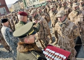 Příslušníci 6. jednotky Armády ČR provinčního rekonstrukčního týmu Lógar dostali 4. března v Hranicích na Přerovsku po návratu z Afghánistánu medaile za službu v zahraničí.