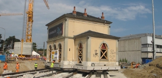 V Chêne-Bourg na předměstí Ženevy přestěhovali po kolejích tamní nádražní budovu.