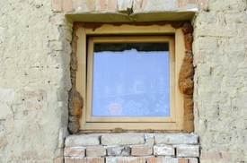 Okno domu ve Vlasaticích na Brněnsku, kde se vražda udála.
