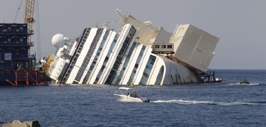 Luxusní výletní parník Costa Concordia ztroskotal u břehů Itálie v noci 13. ledna 2012. 