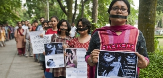 Indky protestující v Kalkatě proti trestným činům spáchaným na ženách.
