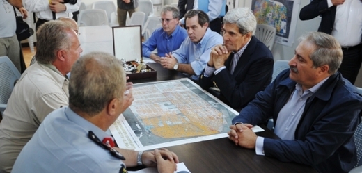 Americký ministr zahraničí John Kerry (druhý zprava) a jordánský ministr zahraničí Nasser Judeh (vpravo) v uprchlickém táboře Zaatari, Jordánsko.