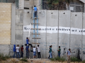 Palestinci přelézají zeď, aby se dostali do mešity al-Aksá.