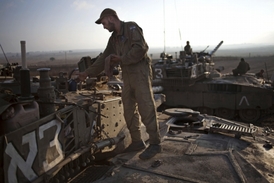 Izraelský voják pracující v blízkosti hranic se Sýrií na Golanských výšinách.