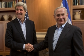 John Kerry (vlevo) si třese rukou s izraelským premiérem Benjaminem Netanjahuem.