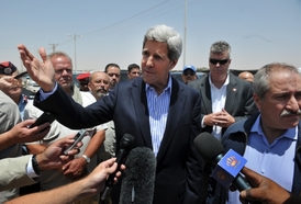 John Kerry (uprostřed) hovoří s novináři. Vpravo jordánský ministr zahraničí Nasser Judeh.