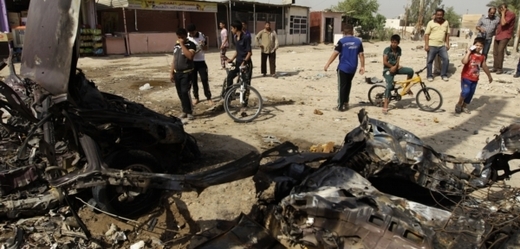 Iráčané sledují následky výbuchu nálože v šíitské čtvrti Bagdádu.