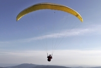 Paraglidistu strhl náhlý poryv větru (ilustrační foto).