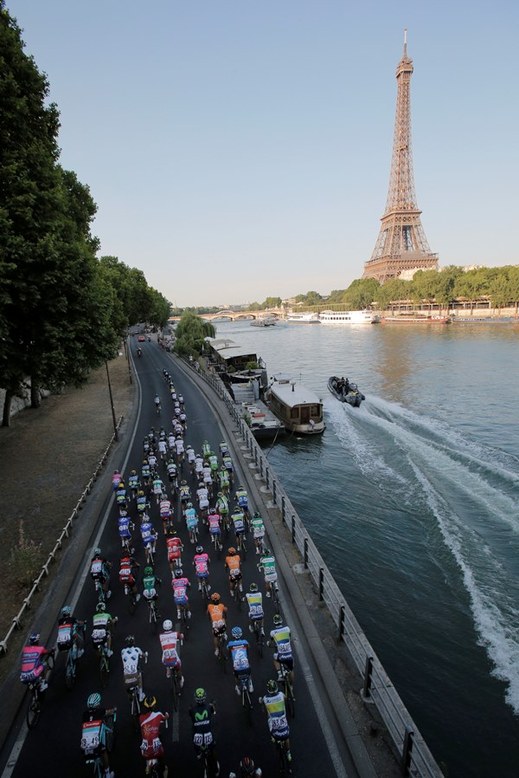 Jezdci si mohli vychutnávat i pohled na dominantu Paříže, 324 metrů vysokou Eiffelovu věž.
