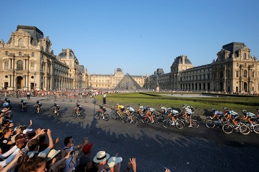Peloton projíždí kolem muzea Louvre.