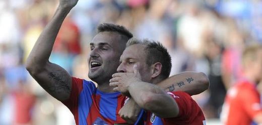 Takhle se v prvním zápase proti Željezničaru radovali z gólu Daniel Kolář (vpravo) a Radim Řezník z Plzně.