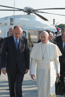 Papež s italským premiérem Enricem Lettou a kufříkem.