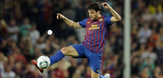 Anglický fotbalový mistr Manchester United zvýšil nabídku za záložníka Ceska Fàbregase z Barcelony. 