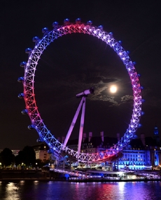 Kolo London Eye se rozsvítilo v barvách trikolory britské vlajky.