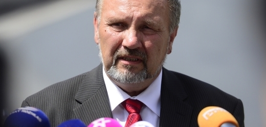Šéf komunistických poslanců Pavel Kováčik jednal se Zemanem v Lánech.