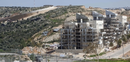 EU kritizuje Izrael za to, že výstavbu v osadách odmítá zastavit.