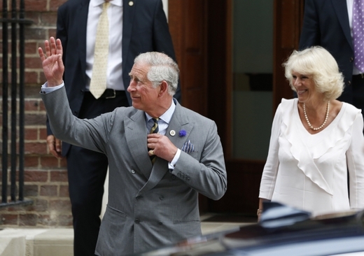 Na vnuka se přijel podívat i jeho dědeček, princ Charles s manželkou.