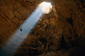 Lezec v jeskyni Majlis Al-Jinn v Ománu, rok 2004. Cena: 1500 dolarů (30 tisíc korun).