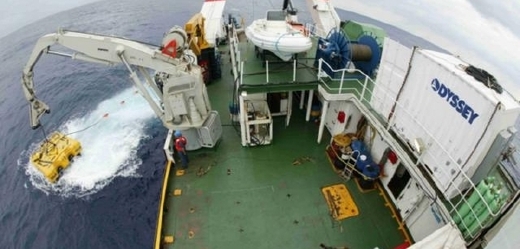 Remotely Operated Vehicle (ROV), ZEUS, se pomocí jeřábu potápí do hlubin.