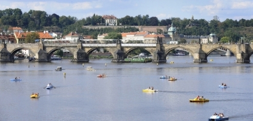 Vltava, centrum Prahy. Šlapadla jsou v teplém počasí velmi oblíbená.