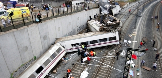 Místo nehody. Vlak vykolejil v ostré zatáčce nedaleko španělského poutního města.