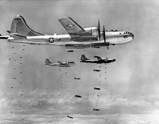 Americé B-29 Superforts bombardují chemickou továrnu na sevru Koreje. 