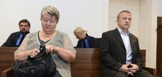 Věra Bídová a její syn Jiří u soudu.