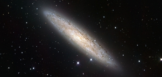 Galaxie NGC 253 na snímku z dalekohledu VLT Survey Telescope.