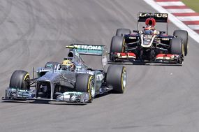 Lewis Hamilton (vlevo) je pronásledovaný Kimi Raikkonenem.