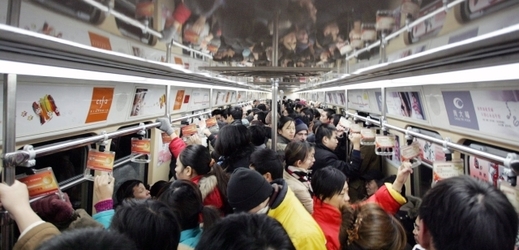 Metro v Pekingu nepatří mezi nejkomfortnější.