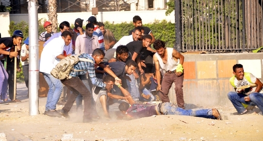 Mladíci bojující v Káhiře s přívrženci Mursího.