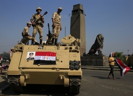Na Tahrír přijely obrněné vozy.