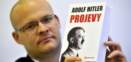 Nakladatel a překladatel Pavel Kamas s knihou Adolf Hitler: Projevy.