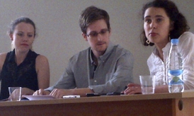 Snowden na letišti Šeremetěvo při setkání s lidskoprávními aktivisty.