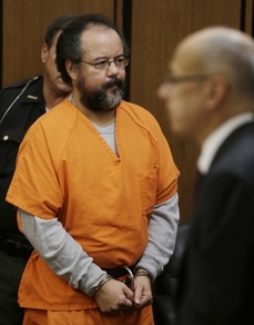 Castro před soudem, oblečený do oranžové vězeňské kombinézy.