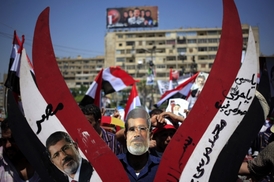 Stoupenci prezidenta během protestu v městě Nasr.