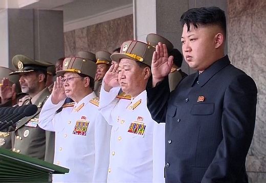 Kim Čong-un (vpravo) salutuje při vojenské přehlídce.