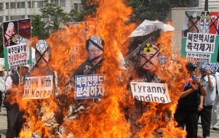 Protestující Jihokorejci pálili v Soulu podobizny Kim Čong-una (vlevo), jeho otce Kim Čong-Ila (uprostřed) a děda Kim Ir-sena (vpravo).