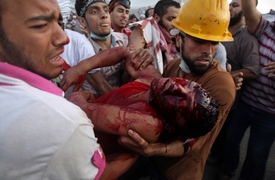 Zastánci sesazeného prezidenta Mursího nesou jednoho z mnoha raněných.