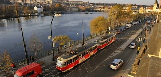 Pěší zóna byla dočasně na Smetanově nábřeží v době červnových povodní, jinak je trasa mezi Národním divadlem a Karlovým mostem plná aut a tramvají (ilustrační foto).
