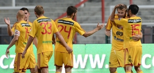 Fotbalisté Dukly se radují z gólu Zbyňka Pospěcha.