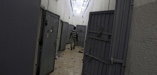 Z věznice v Libyi uprchlo přes tisíc vězňů.