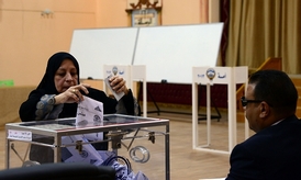 Volební systém je v arabském prostředí považován za demokratický, volební právo mají i ženy.