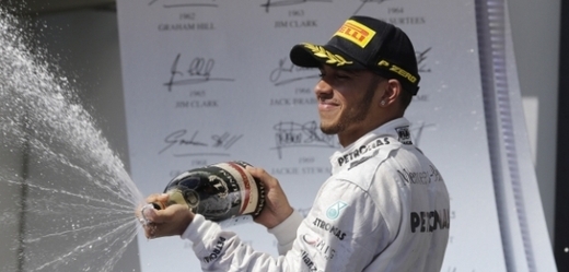 Lewis Hamilton slaví triumf na Velké ceně Maďarska.