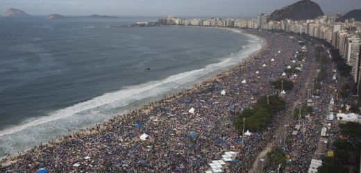 Na papeže Františka čekaly na pláži tři miliony věřících.