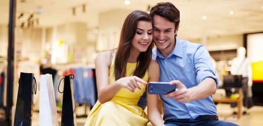 Při nakupování o vás může váš mobilní telefon prozradit víc než byste chtěli (ilustrační foto).