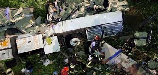 Nehoda autobusu v Itálii si vyžádala desítky mrtvých.