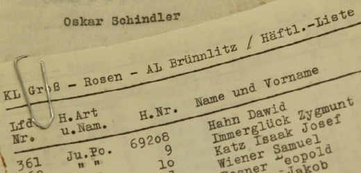 Údajný originál seznamu obsahujícího jména 1200 židovských vězňů pracujících v jeho továrně, kterým Schindler pomohl přežít holocaust.